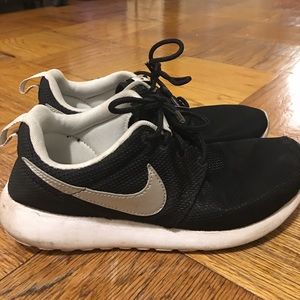 Nike Roshe Black- youth size6: adult7.5